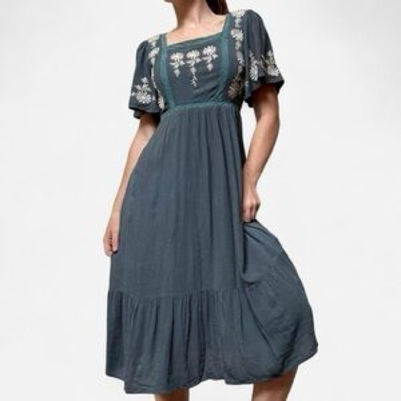 bohme Dresses & Skirts - BOHME Floral Embroidered Midi Dress